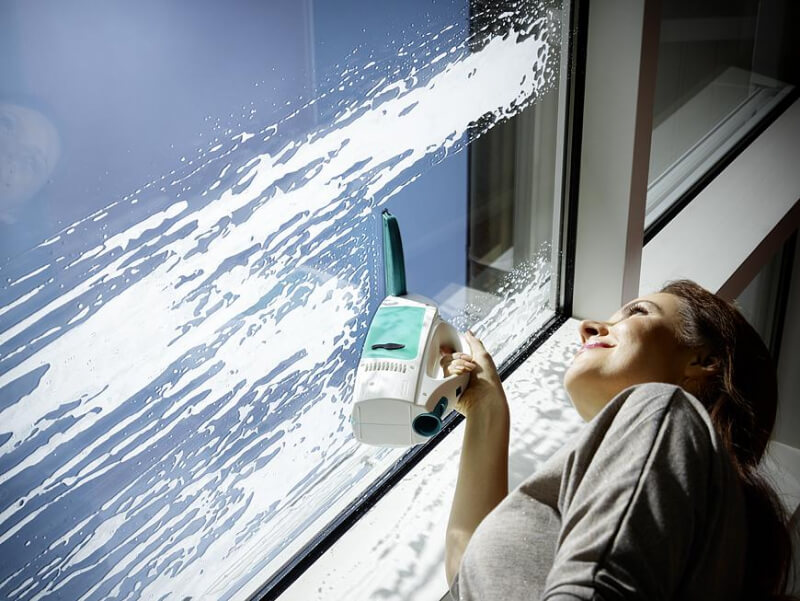 Prístroj na čistenie okien odsávajúci vodu a nečistotu